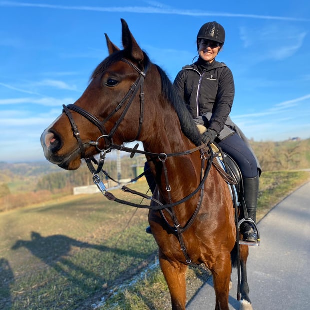 Sarah Albisser mit ihrem Pferd